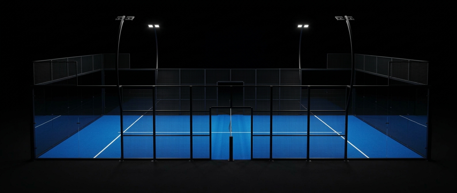 Profilansicht eines Padelplatzes mit Glaswänden, Stahlrahmen und vier LED-Masten vor schwarzem Hintergrund